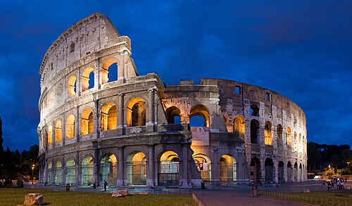 El Coliseo visto desde el exterior en un día de primavera