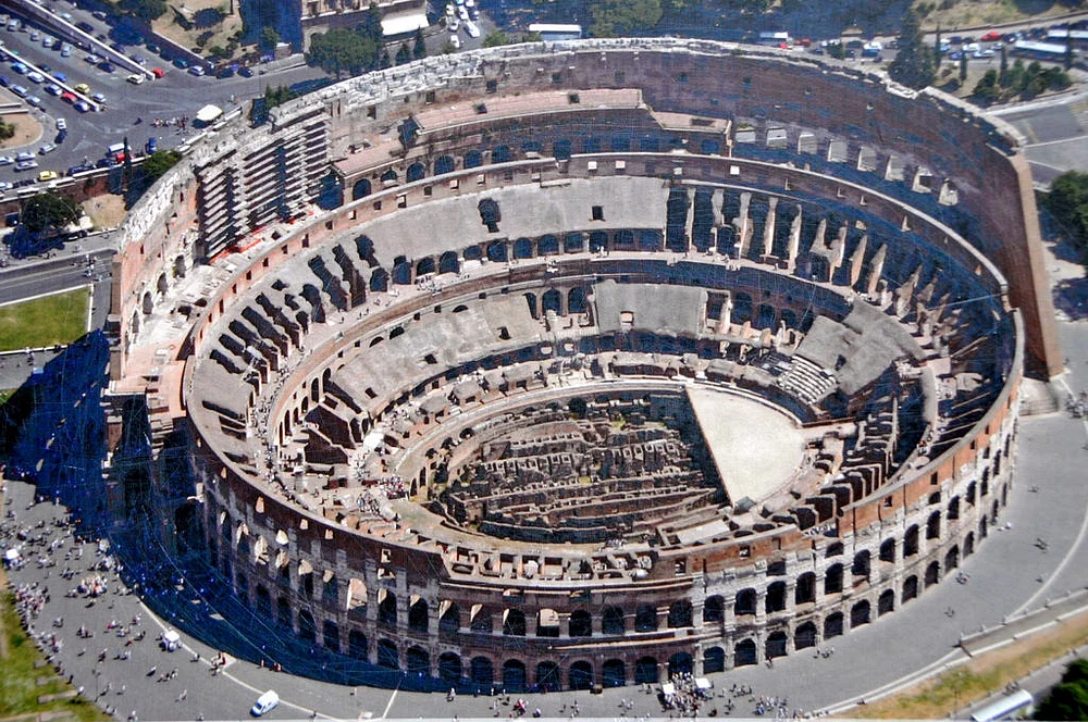 Interior del Coliseo con vista sobre el arena y el hipogeo