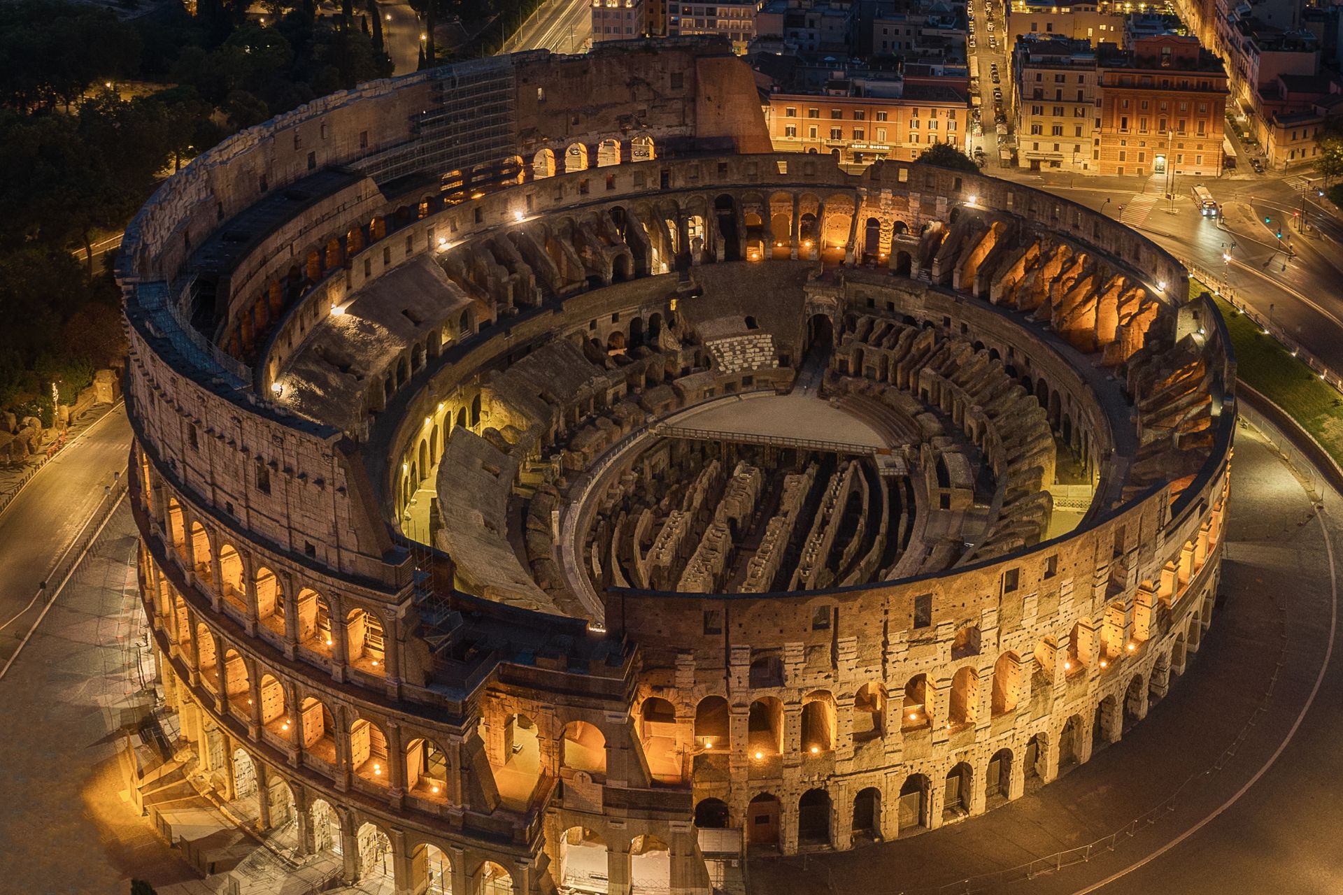 Vista aerea del Colosseo di Roma all'ora del tramonto, crepuscolo estivo